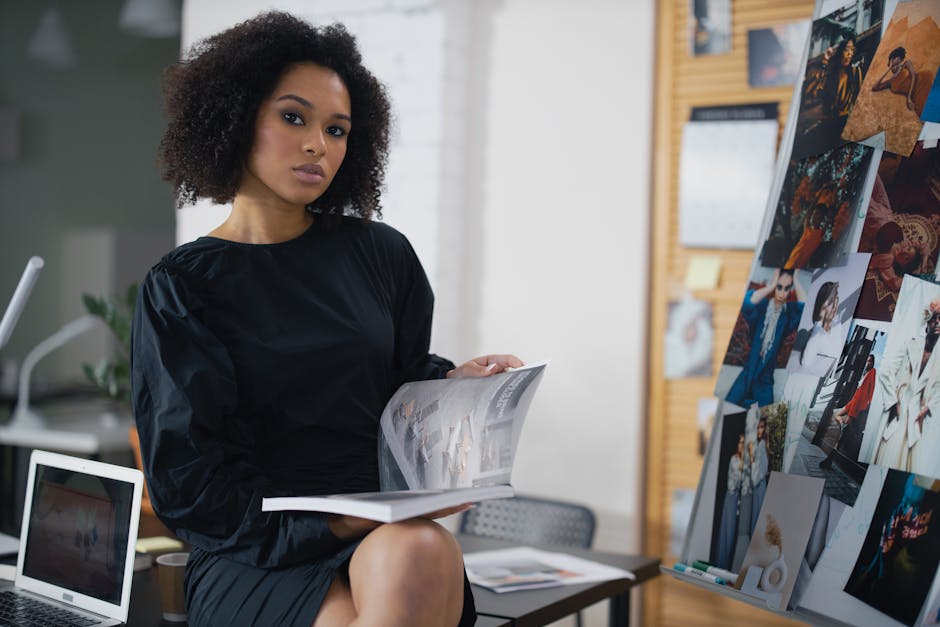 Redazione di moda al lavoro su una nuova rivista