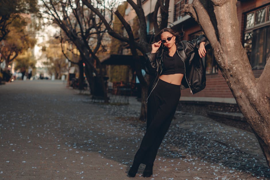 Modella che indossa abiti di tendenza per strada